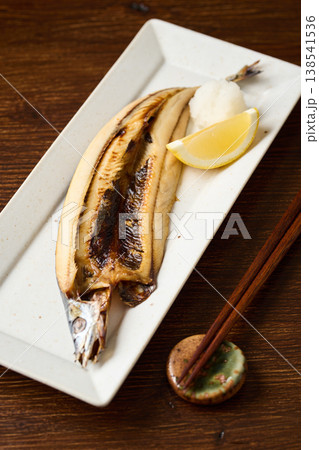 こんがり焼いた秋刀魚の干物 138541536