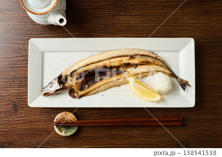 こんがり焼いた秋刀魚の干物 138541538
