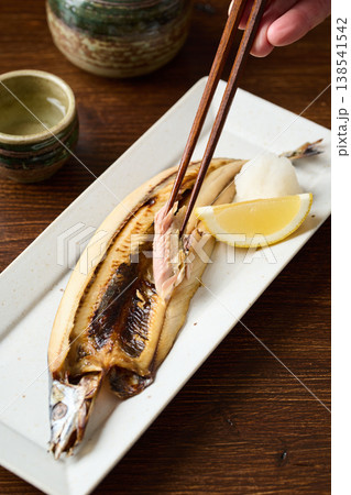 こんがり焼いた秋刀魚の干物 こんがり焼いた秋刀魚の干物 138541542