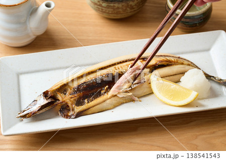 こんがり焼いた秋刀魚の干物 138541543