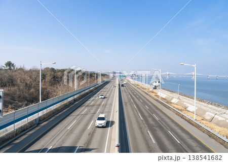 自動車道の俯瞰風景 自動車道の俯瞰風景 138541682