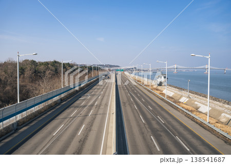 自動車道の俯瞰風景 138541687