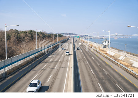 自動車道の俯瞰風景 138541721
