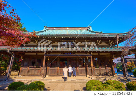 秋の東京都世田谷区豪徳寺の仏殿を見る 138542428