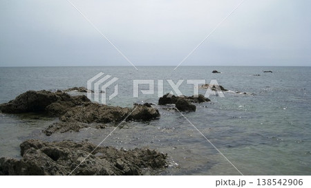 夏の穏やかな日本海と奇岩のある風景 夏の穏やかな日本海と奇岩のある風景 138542906