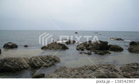 夏の穏やかな日本海と奇岩のある風景 夏の穏やかな日本海と奇岩のある風景 138542907