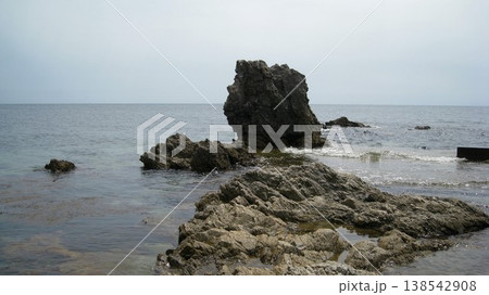 夏の穏やかな日本海と奇岩のある風景 夏の穏やかな日本海と奇岩のある風景 138542908