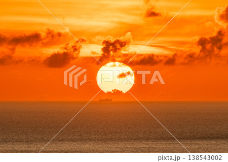 東シナ海に沈む夕日 神が宿る屋久島から(夏 東シナ海に沈む夕日 神が宿る屋久島から(夏 138543002