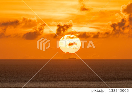 東シナ海に沈む夕日 神が宿る屋久島から(夏 東シナ海に沈む夕日 神が宿る屋久島から(夏 138543006
