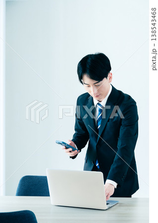 オフィスで電話する若いビジネスマン 138543468