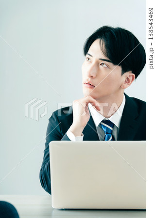 パソコン作業をする若いビジネスマン 138543469