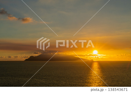口永良部島に沈む夕日　屋久島から(夏 138543671