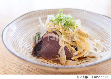 藁焼きで香ばしいかつおのたたきとたっぷり薬味の和食 藁焼きで香ばしいかつおのたたきとたっぷり薬味の和食 138543676