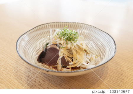 藁焼きで香ばしいかつおのたたきとたっぷり薬味の和食 138543677