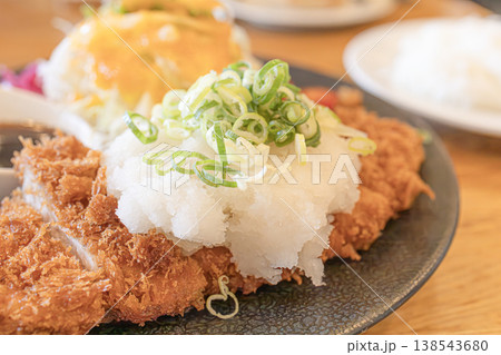 大根おろしと刻みネギがたっぷり乗ったおろしとんかつ 138543680