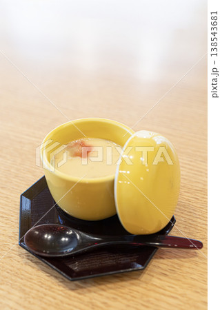 和食の温かい茶碗蒸し 138543681