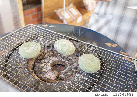 七輪の網の上で焼かれる草餅 七輪の網の上で焼かれる草餅 138543682