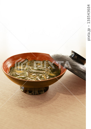 漆器の椀に盛られた美味しそうなわかめたっぷりの味噌汁 138543684