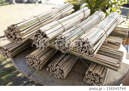 竹細工や伝統工芸の材料として細く割られ束ねられた竹材 竹細工や伝統工芸の材料として細く割られ束ねられた竹材 138543744