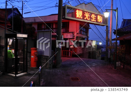 宝山寺駅前の聖天通り 観光生駒のレトロなネオンサイン（奈良県生駒市） 138543749