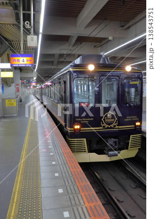大阪阿部野橋駅駅に停車中の観光特急 青のシンフォニー吉野行き 138543751