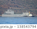 タグボートに押されて入港中の輸送艦 138543794