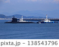 タグボートに押されて入港中の潜水艦 138543796