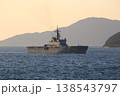 夕日に照らされる輸送艦 138543797