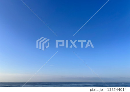 澄んだ青空と穏やかな海が広がる水平線 澄んだ青空と穏やかな海が広がる水平線 138544014