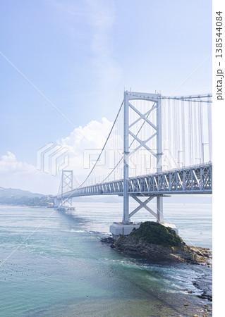 晴天の鳴門海峡に架かる壮大な大鳴門橋 138544084