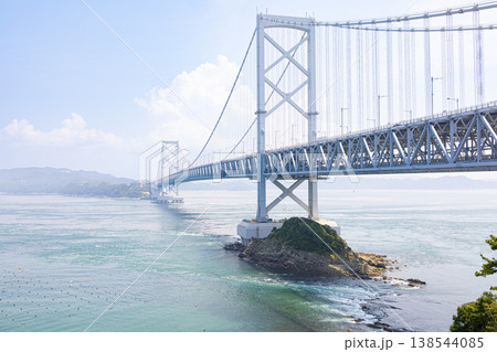 鳴門海峡を跨ぐ大鳴門橋と美しい瀬戸内海の風景 138544085