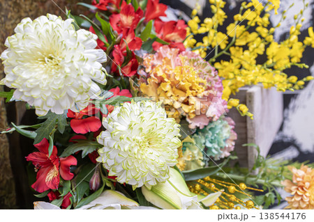 菊や百合が彩る華やかな和風の花手水 菊や百合が彩る華やかな和風の花手水 138544176