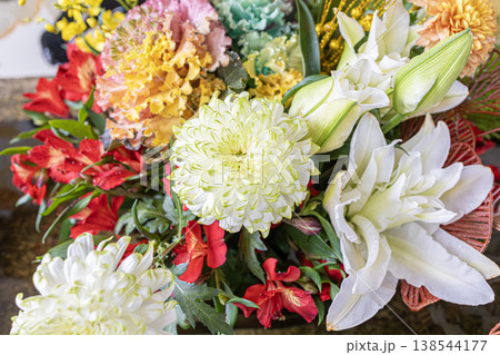 色鮮やかな花々で飾られた美しい花手水 色鮮やかな花々で飾られた美しい花手水 138544177