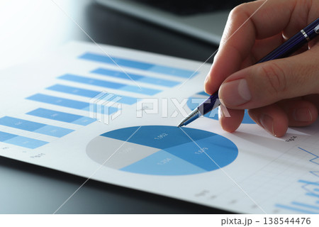 グラフや円チャートが描かれた市場調査レポート。ターゲットセグメントの統計的なマーケティング分析。ビジ グラフや円チャートが描かれた市場調査レポート。ターゲットセグメントの統計的なマーケティング分析。ビジ 138544476