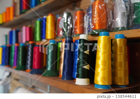 並べられたたくさんの刺繡糸 138544611