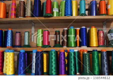 並べられたたくさんの刺繡糸 138544612