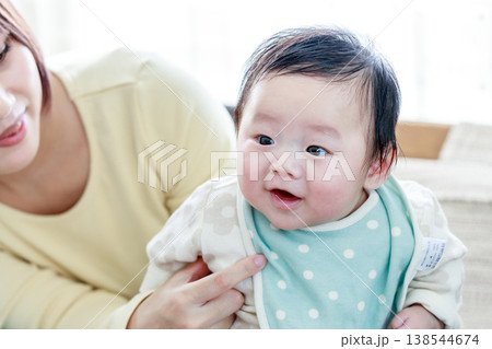 赤ちゃんとお母さん 赤ちゃんとお母さん 138544674