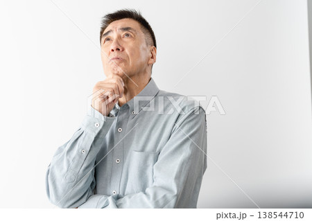 私服のシニア男性の立ち姿　ライフスタイルイメージ 138544710