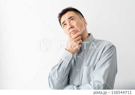 私服のシニア男性の立ち姿　ライフスタイルイメージ 138544711
