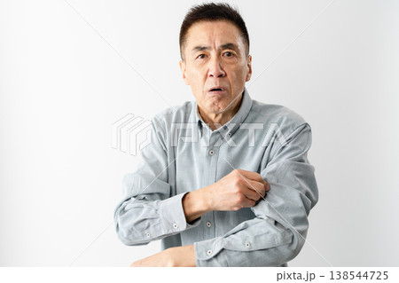 私服のシニア男性の立ち姿　ライフスタイルイメージ 138544725