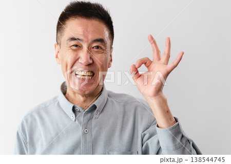 私服のシニア男性の立ち姿 ライフスタイルイメージ 私服のシニア男性の立ち姿 ライフスタイルイメージ 138544745