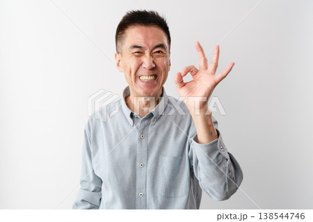 私服のシニア男性の立ち姿 ライフスタイルイメージ 私服のシニア男性の立ち姿 ライフスタイルイメージ 138544746