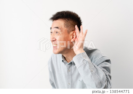 私服のシニア男性の立ち姿　ライフスタイルイメージ 138544771