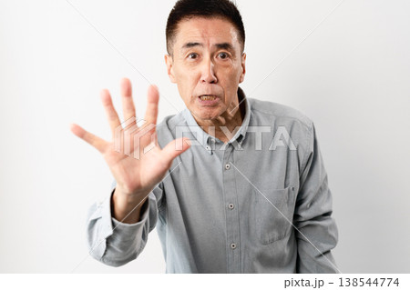 私服のシニア男性の立ち姿　ライフスタイルイメージ 138544774