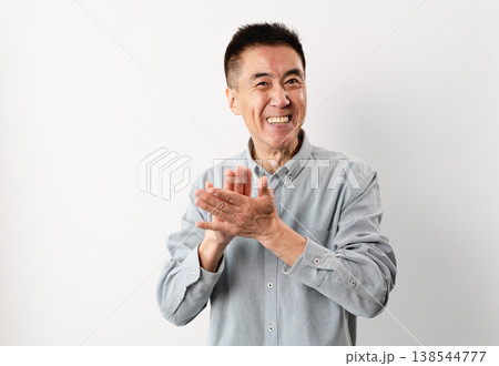 私服のシニア男性の立ち姿　ライフスタイルイメージ 138544777