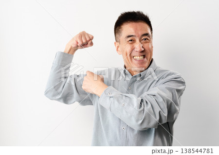 私服のシニア男性の立ち姿　ライフスタイルイメージ 138544781
