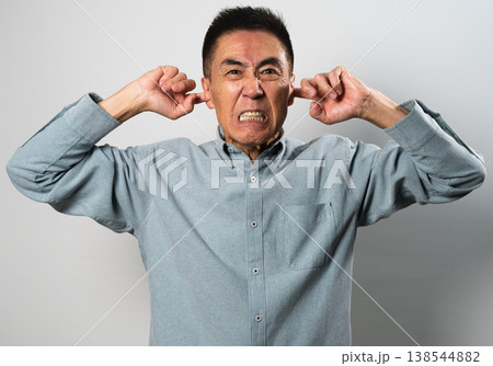 私服のシニア男性の立ち姿　ライフスタイルイメージ 138544882