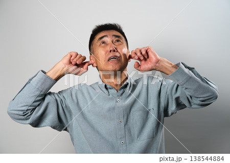 私服のシニア男性の立ち姿　ライフスタイルイメージ 138544884