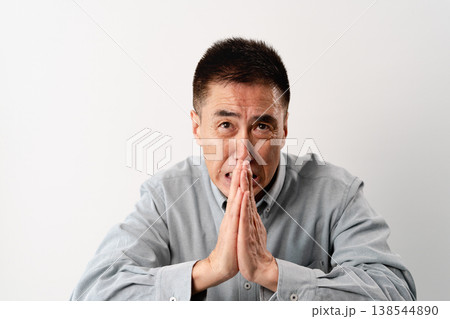 私服のシニア男性の立ち姿　ライフスタイルイメージ 138544890