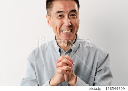 私服のシニア男性の立ち姿　ライフスタイルイメージ 138544899